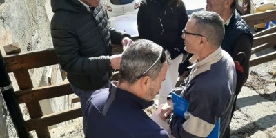 GITA SOCIALE
NOTTURNA in Val d'ALA - Rifugio Città di Ciriè - 08-02-2020 SCI DI FONDO Saluto di commiato(e scambio di doni)al Sindaco di Balme, Giovanni Castagneri, che ci ha guidato nella visita all'Ecomuseo delle Guide Alpine 